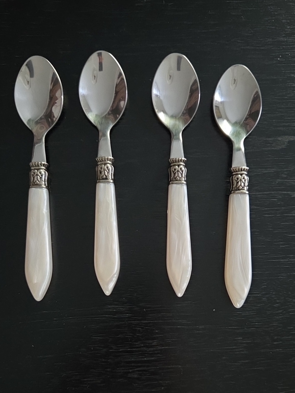 Faux Pearl Handle 24 Piece flatware set - Picture 11 of 12